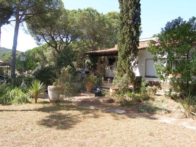 AM030-D House with large garden and two..