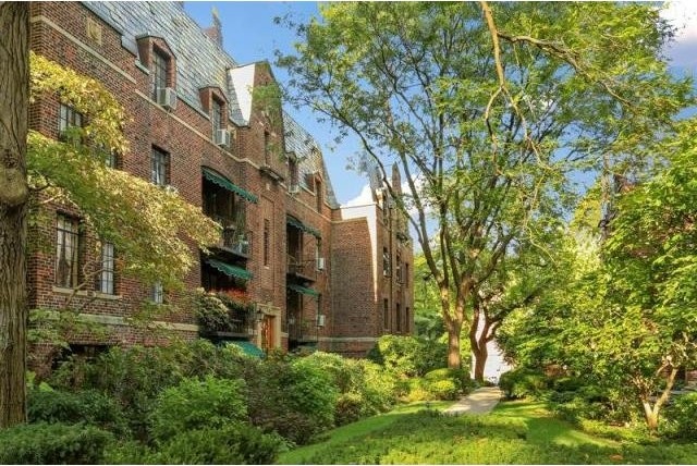 2 bedroom Co-op For Sale: White Plains..