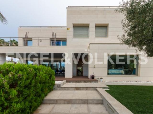 A very elegant and modern villa in La..