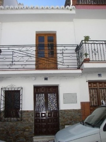 Town House - A spacious 3 level..
