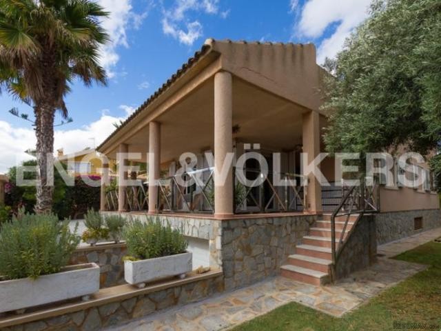BEAUTIFUL HOUSE JUST STEPS FROM THE SEA