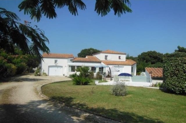 4 bedroom House For Sale: 17550..