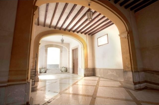 Beautiful Building Located In The Old.. - 2
