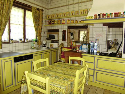 Pretty South Facing Detached House - 2