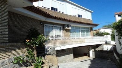Villa - A large beach house in El..