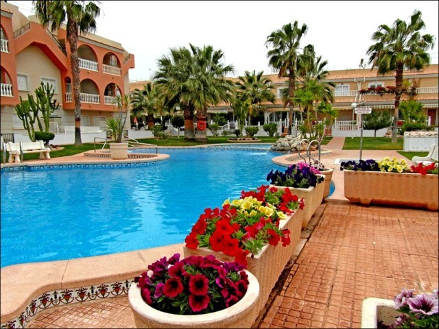 Immaculate Top Floor Apartment in Los..