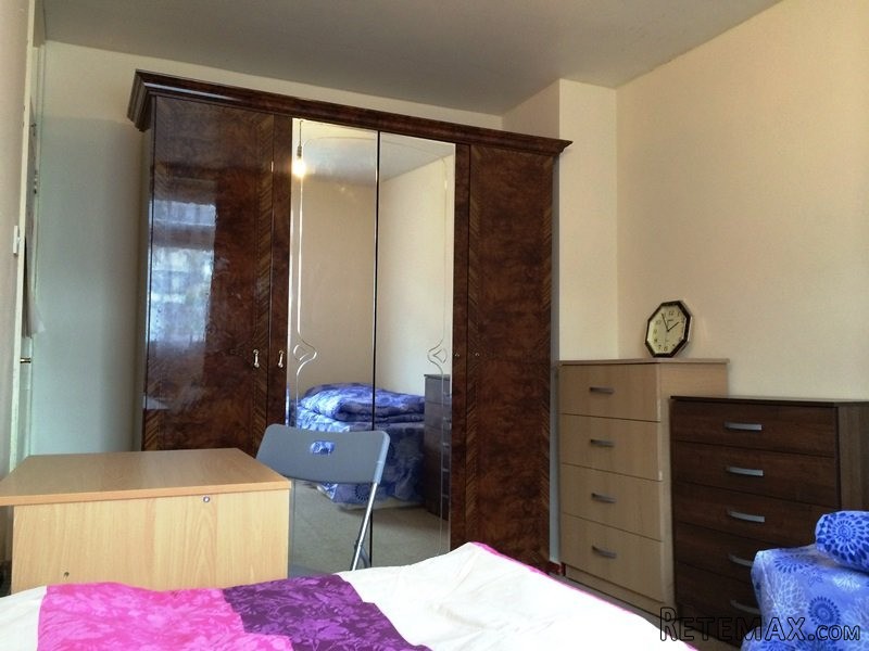 Room share for men, Zone 2, Mile End