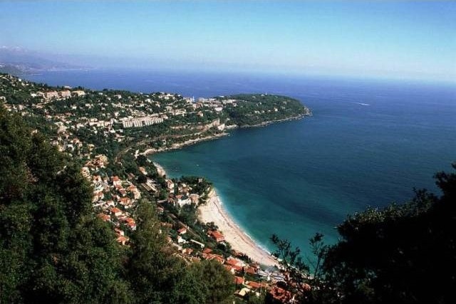 RESIDENCE OF STANDING A ROQUEBRUNE CAP..