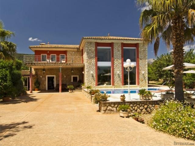 Sunny modern country house in quiet..