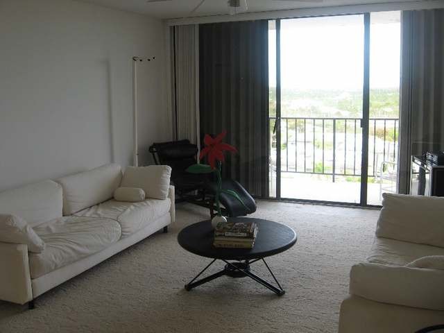 Apartment/townhouse - Located on the.. - 2