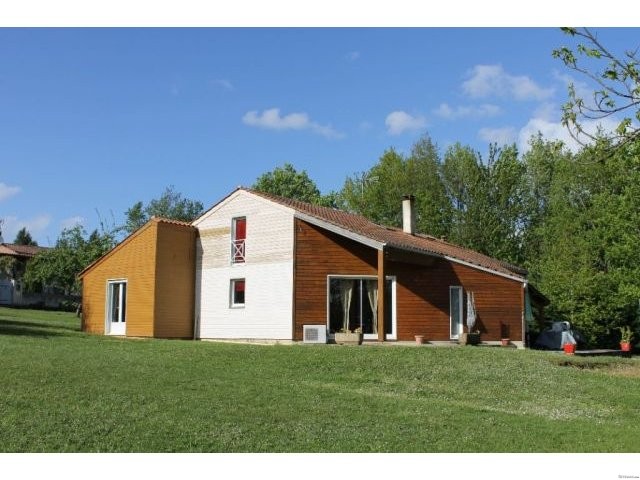 Spacious 4 bedroom house near Villebois