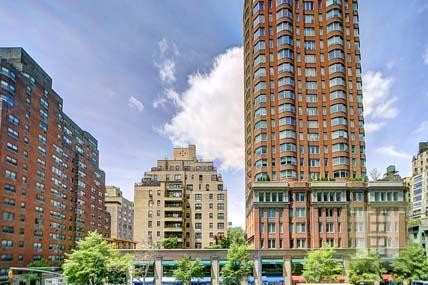 3 bedroom Apartment For Sale: 201 EAST..