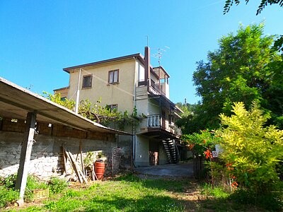 Large detached property with 1 hectare..