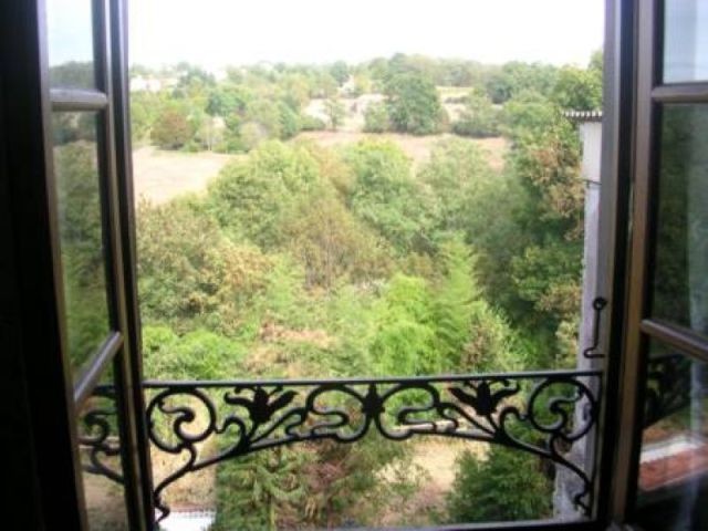 V3912 Traditional French Town House to..