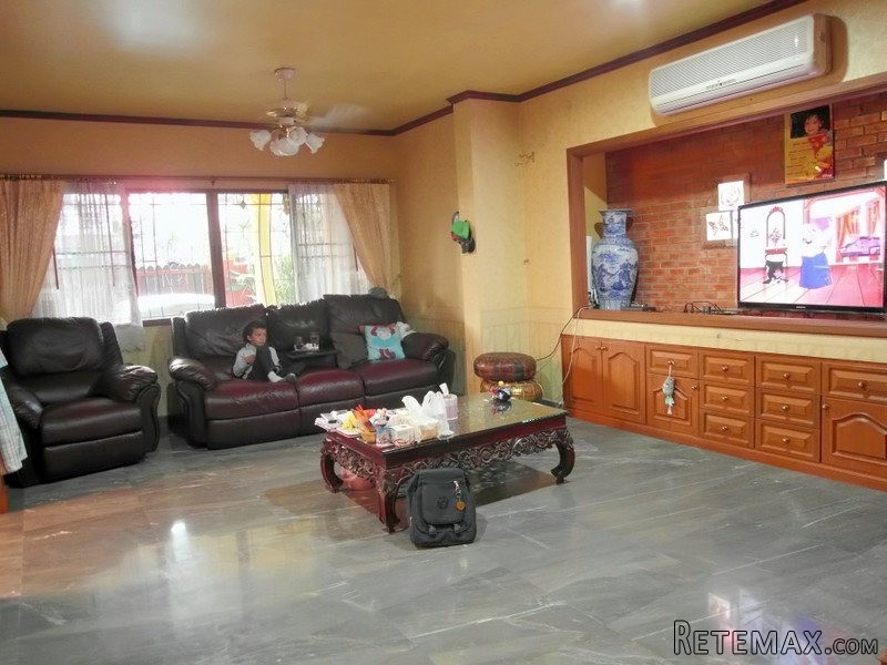 Impressive 5-bedroom house at lower Soi..