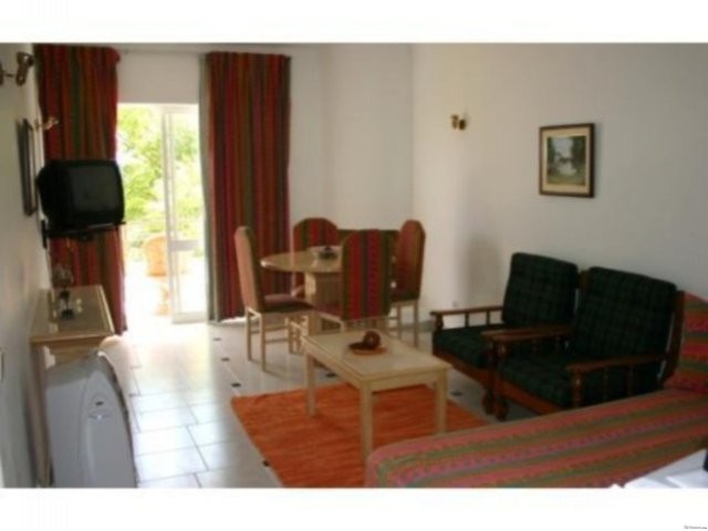 SPACIOUS 1 BED APARTMENT CLOSE TO BEACH. - 2