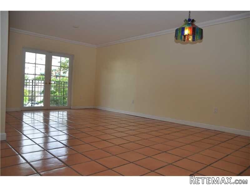 3 bedroom Flat For Sale: 323 Navarre.. - 2