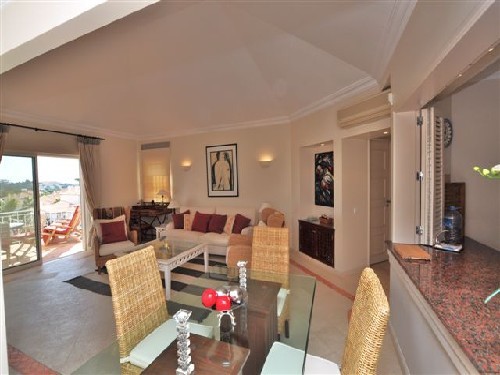 TOP FLOOR 2 BEDROOM APARTMENT WITH.. - 2
