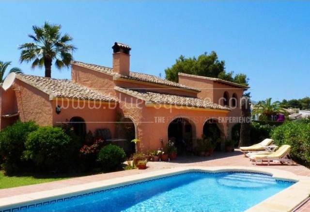 Haus im Finca-Stil mit grossem Potential