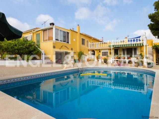 House with guest apartment in Los..