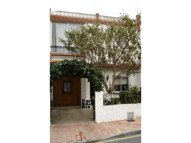 VERY SPACIOUS 4 BED 2 BATH TOWN HOUSE