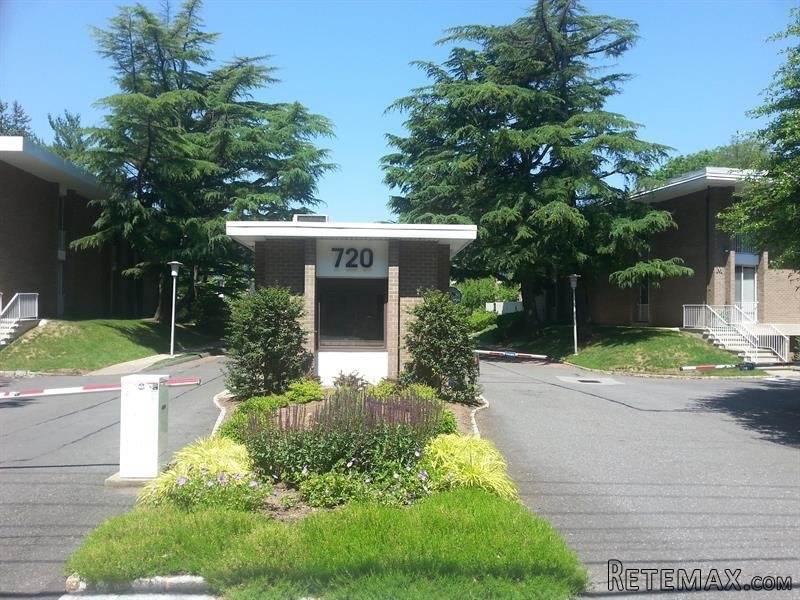 2 bedroom Commercial Property For Sale:..