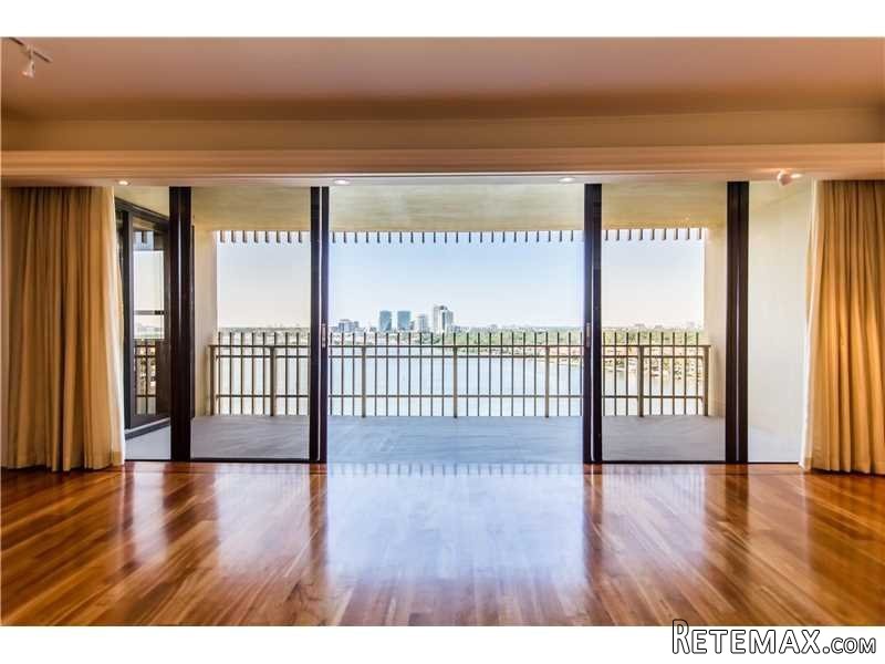 2 bedroom Flat For Sale: 1 Grove Isle..