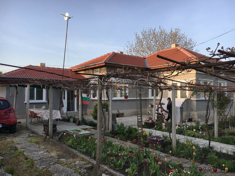 3-bedroom house with new roof near..