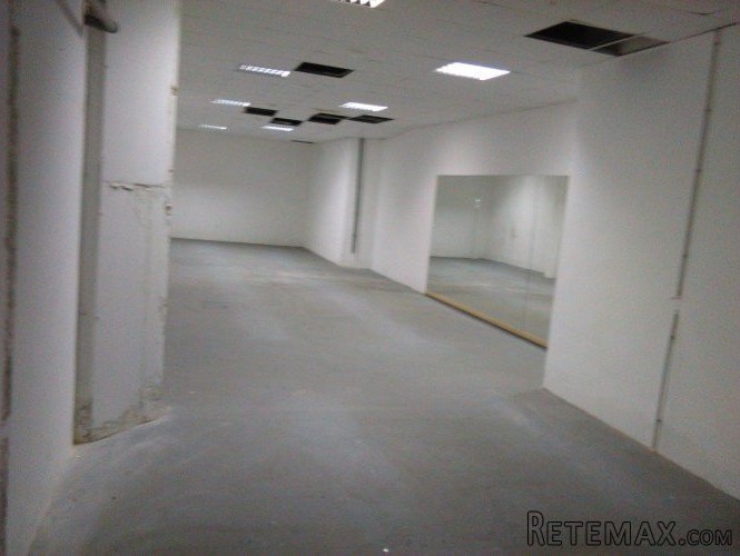 Prodajem skladište 450m2 za 270.000 EUR - 5