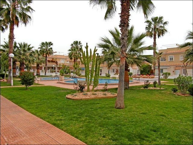 Immaculate Top Floor Apartment in Los.. - 2