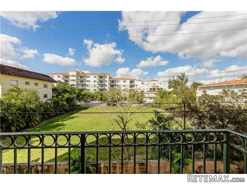 3 bedroom Flat For Sale: 323 Navarre..