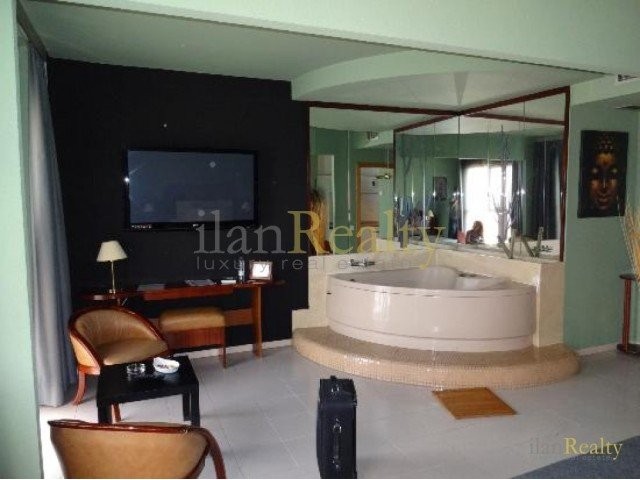 Building with 20 apartments for sale in..
