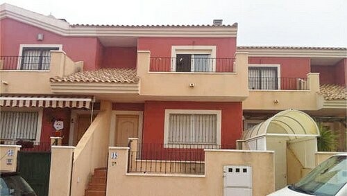 A BARGAIN! 4 BED 3 BATH TOWN HOUSE