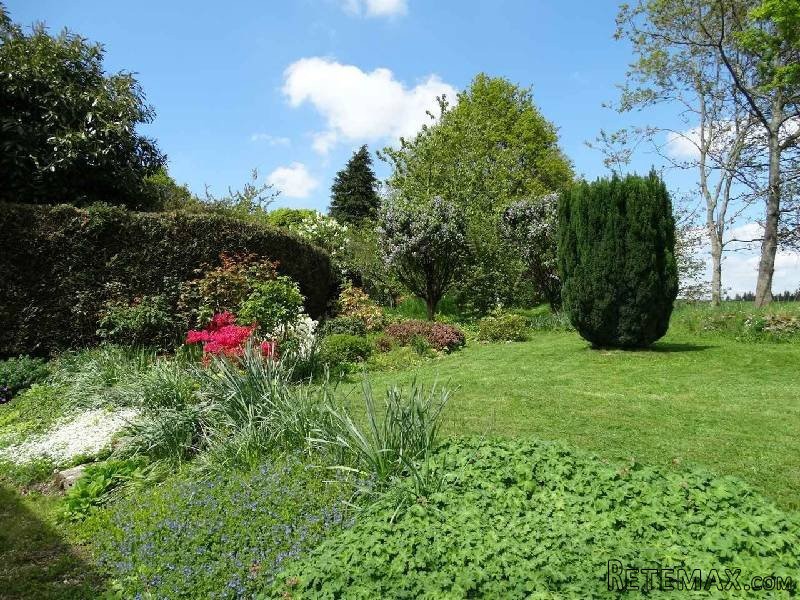Superb Country House with Outbuilding