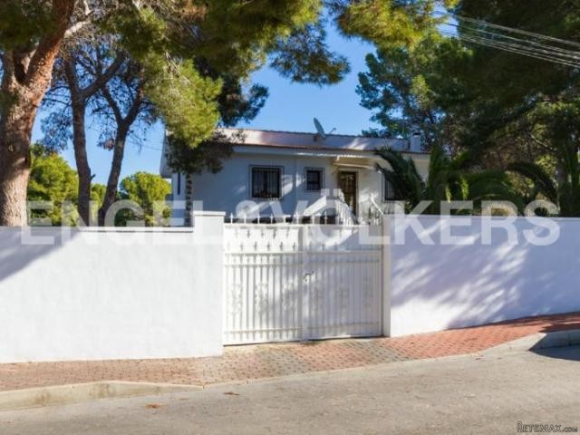 Beautiful house with plot in Urb. Los.. - 2