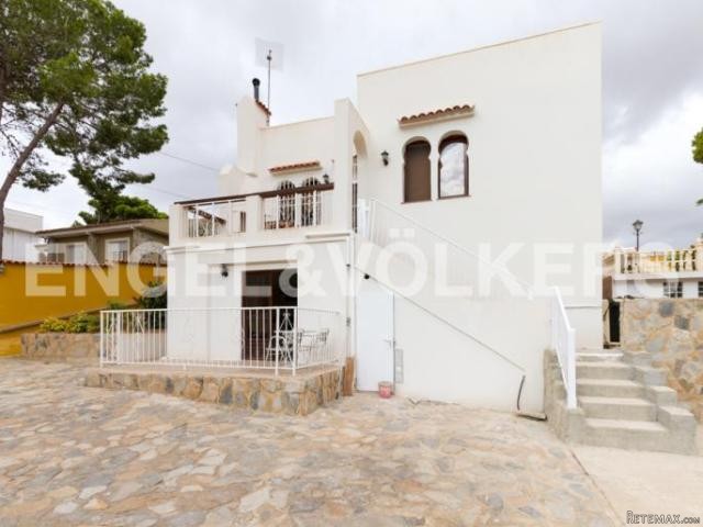 Renovated villa with large plot in Los..