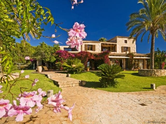 Spectacular country house with views in..