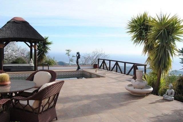 Villa for Sale in Sayalonga 350.000..