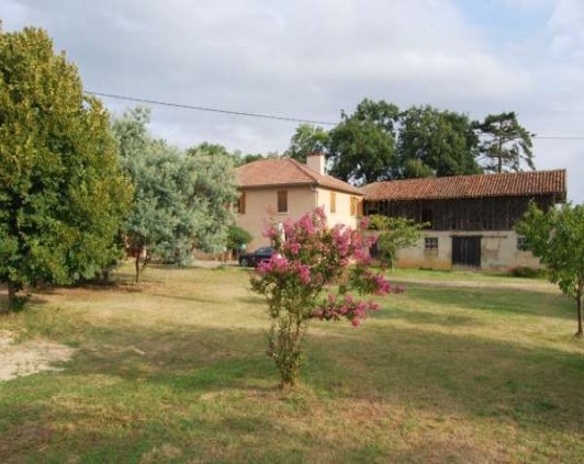 Maison gasconne double corps sur les..