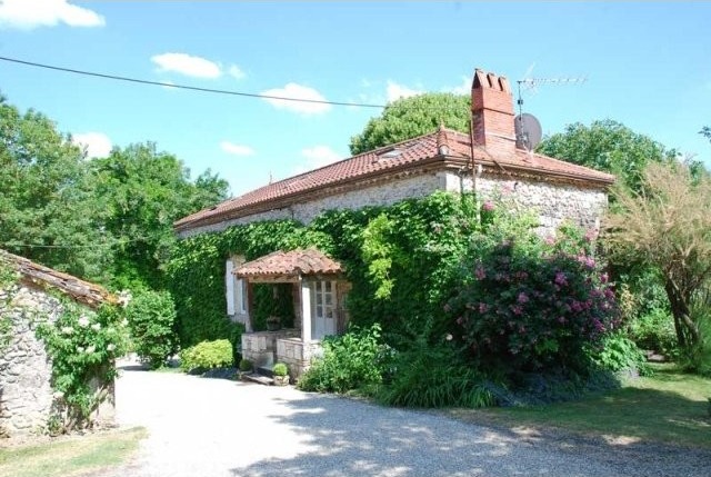 Charming Rural Ensemble Set In 25 Acres..