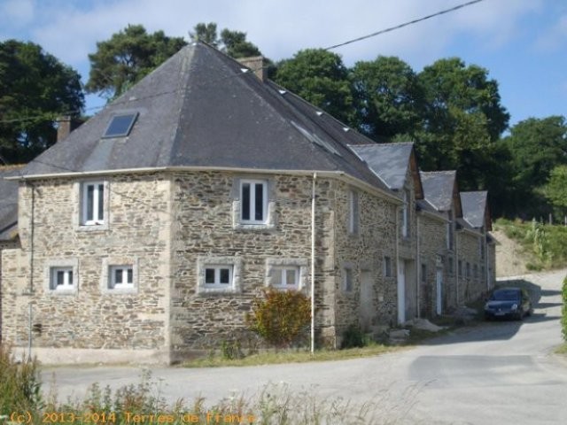 Batiment En Pierre Dans Un Hameau..