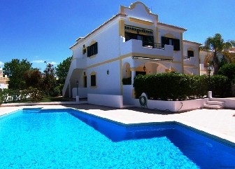 Top floor 2 bedroom apartment with..