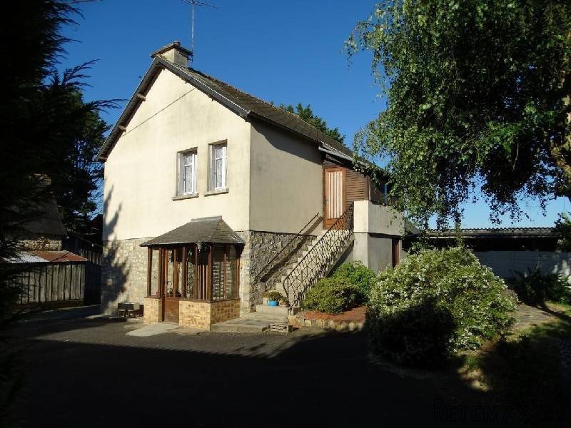 Country House with Garage and Garden