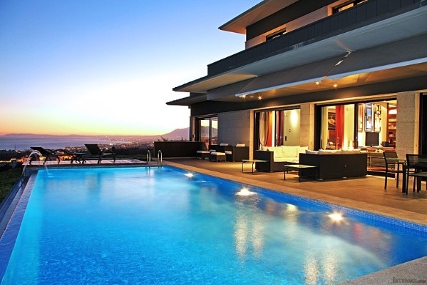 Villa for sale in Los Monteros Alto..