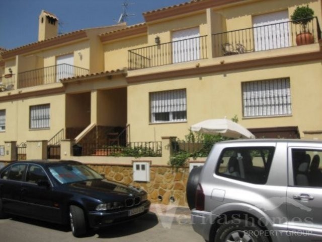 Ref: 1464 - Duplex/Triplex/Townhouse..