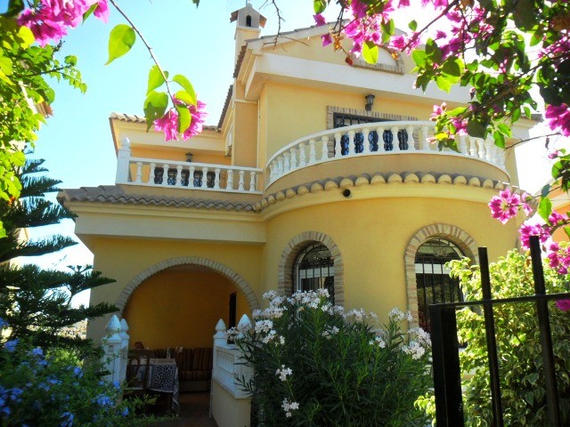 4 bed detached house with separate..