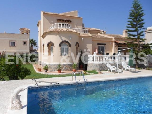 WONDERFUL VILLA IN URB. LA SIESTA