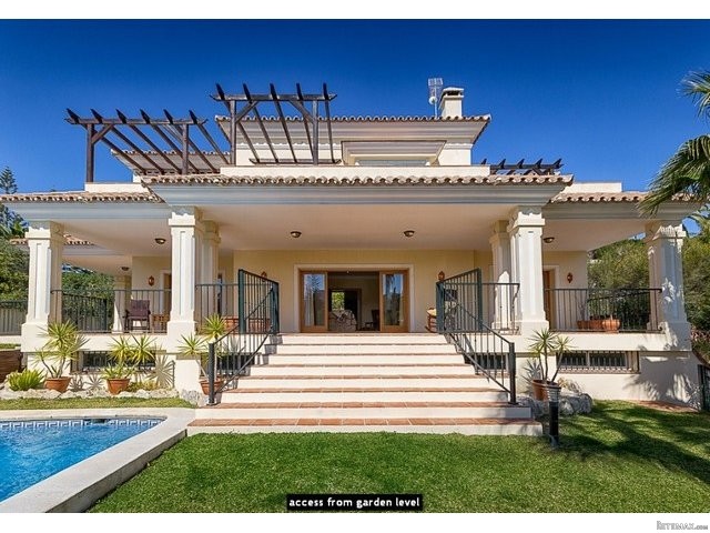 Villa for sale in El Rosario, Marbella..