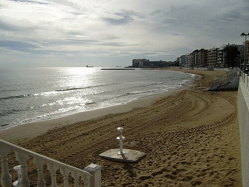* FRONTLINE BEACH APARTMENT