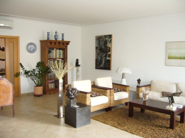 SPACIOUS 3 BEROOM APARTMENT CLOSE TO..